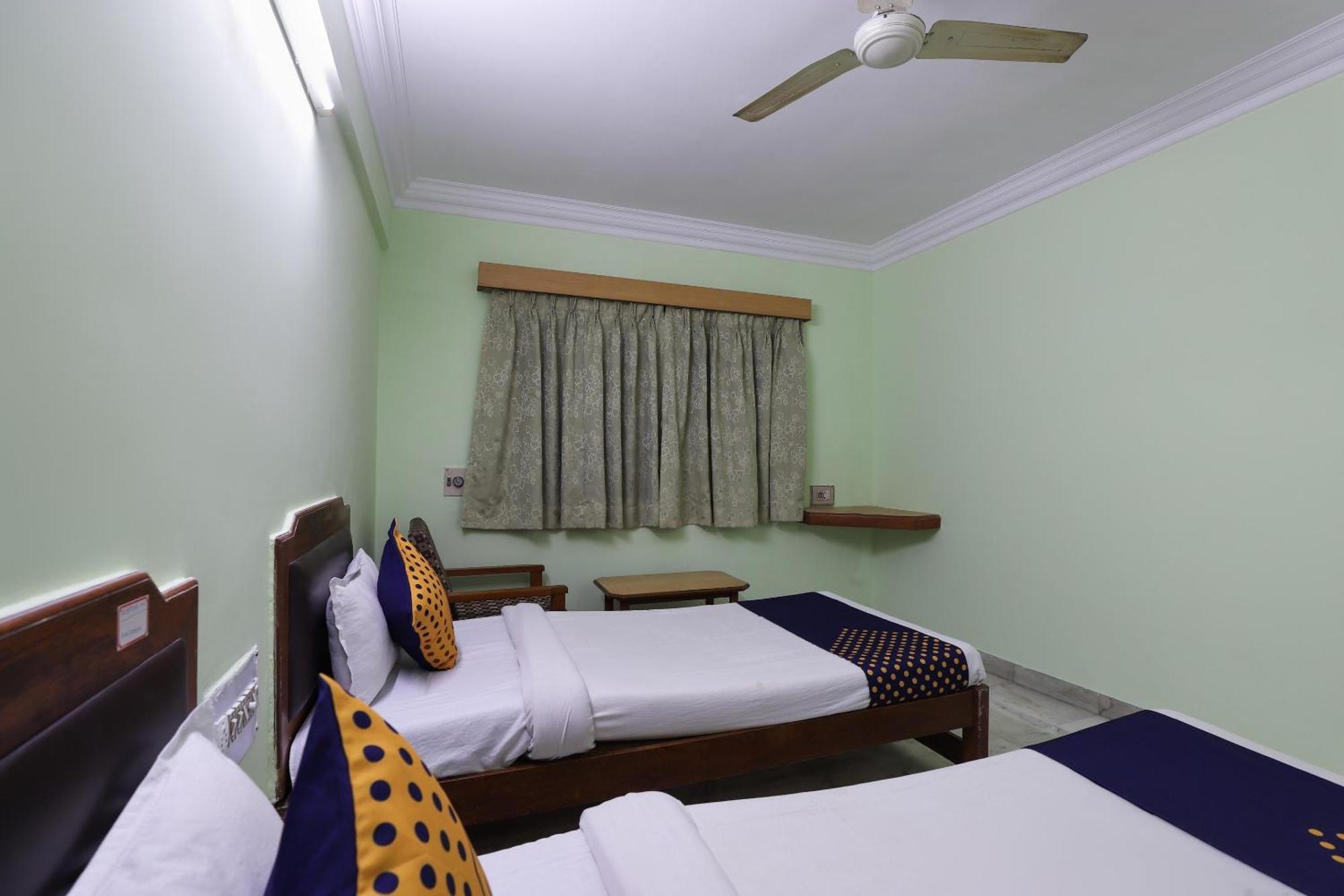 ואדודרה Spot On Hotel Hilltop מראה חיצוני תמונה