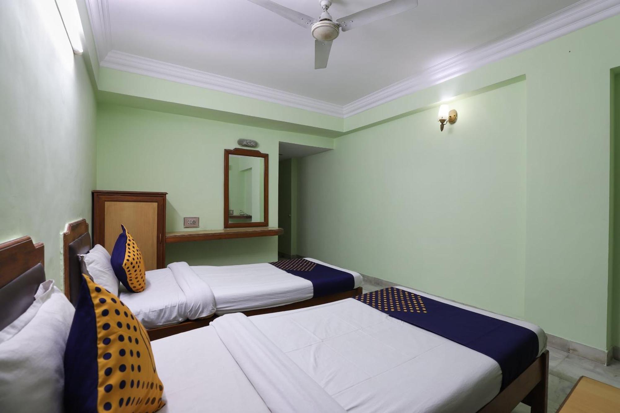 ואדודרה Spot On Hotel Hilltop מראה חיצוני תמונה