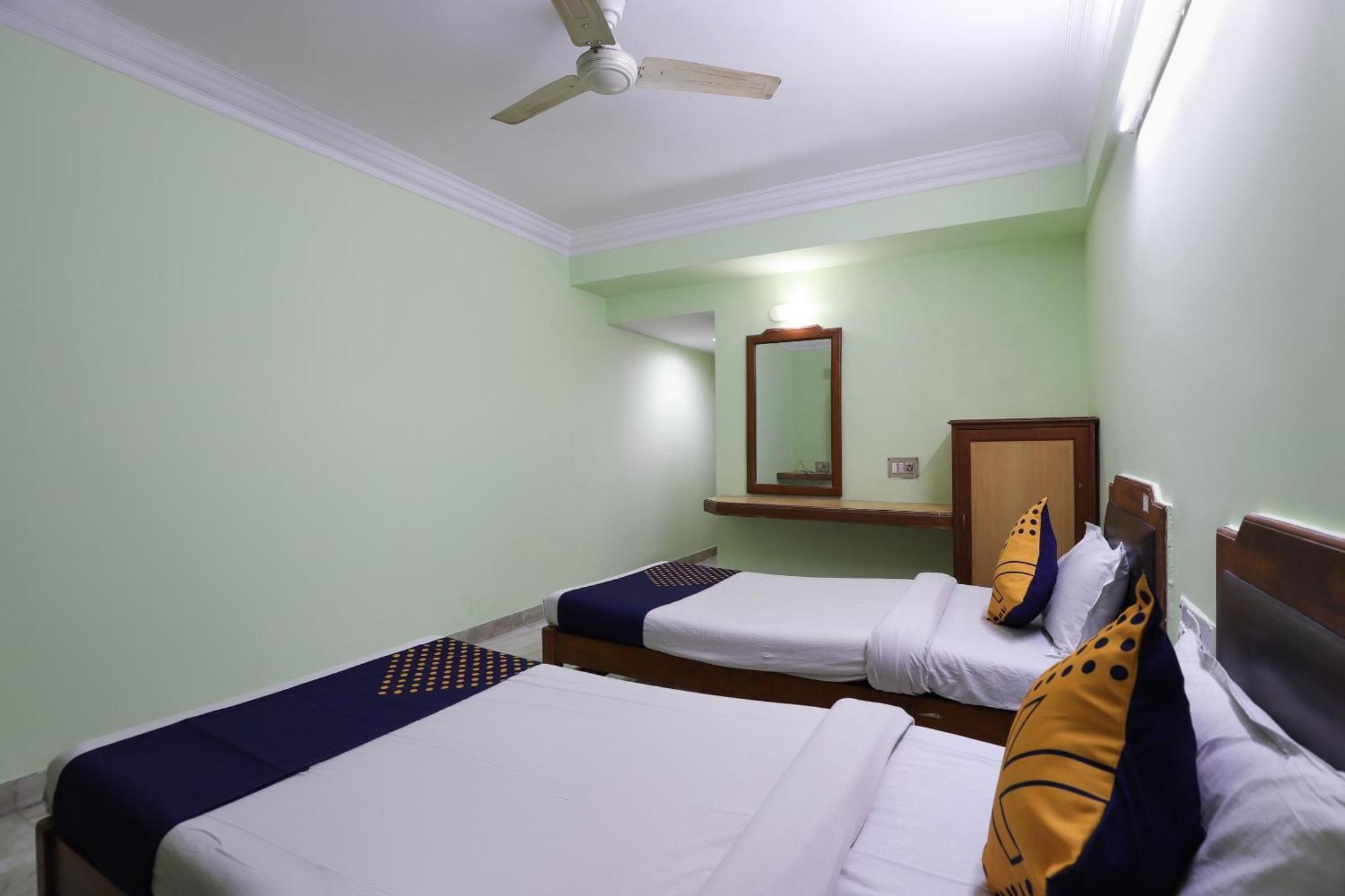 ואדודרה Spot On Hotel Hilltop מראה חיצוני תמונה
