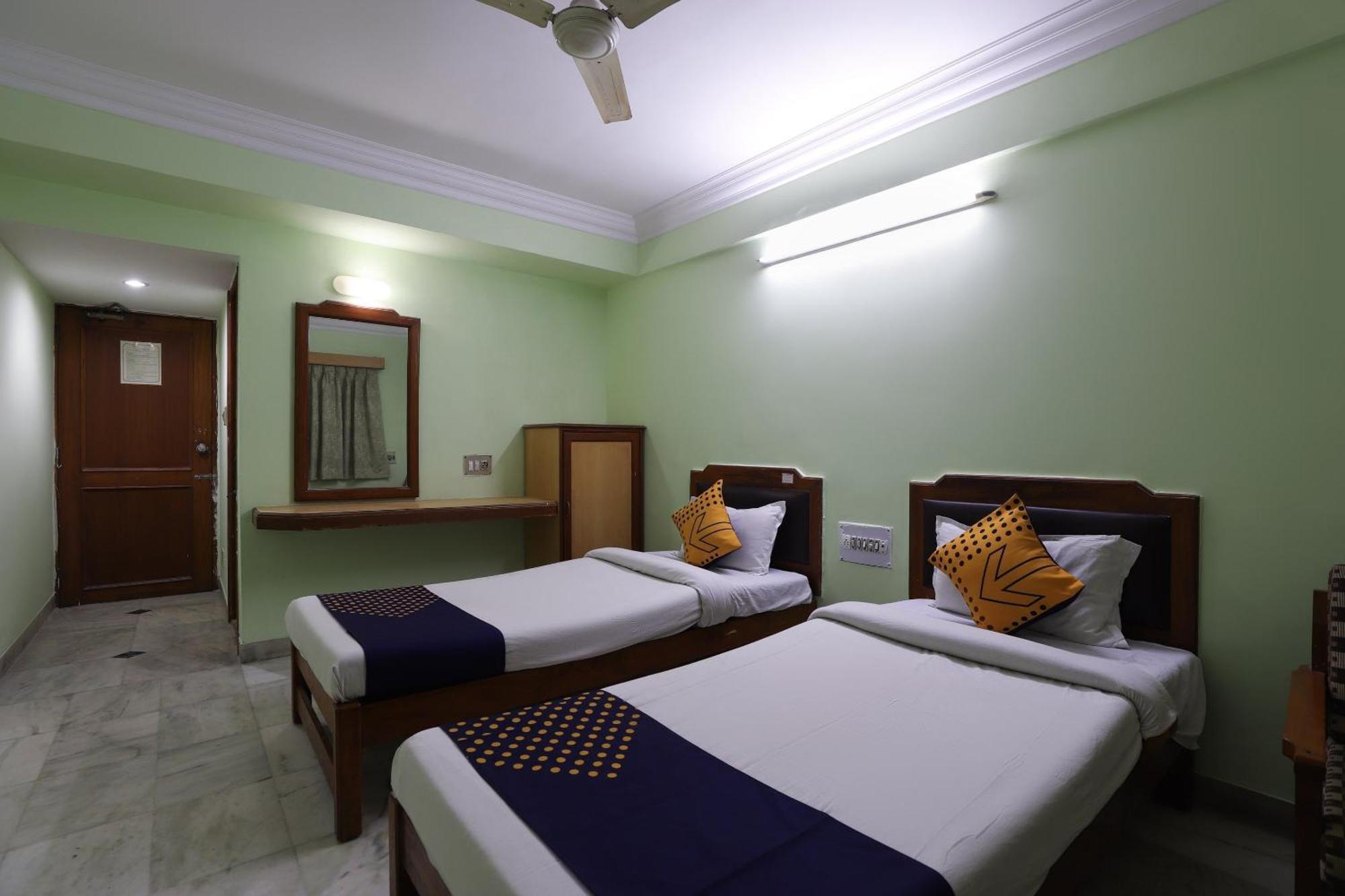 ואדודרה Spot On Hotel Hilltop מראה חיצוני תמונה