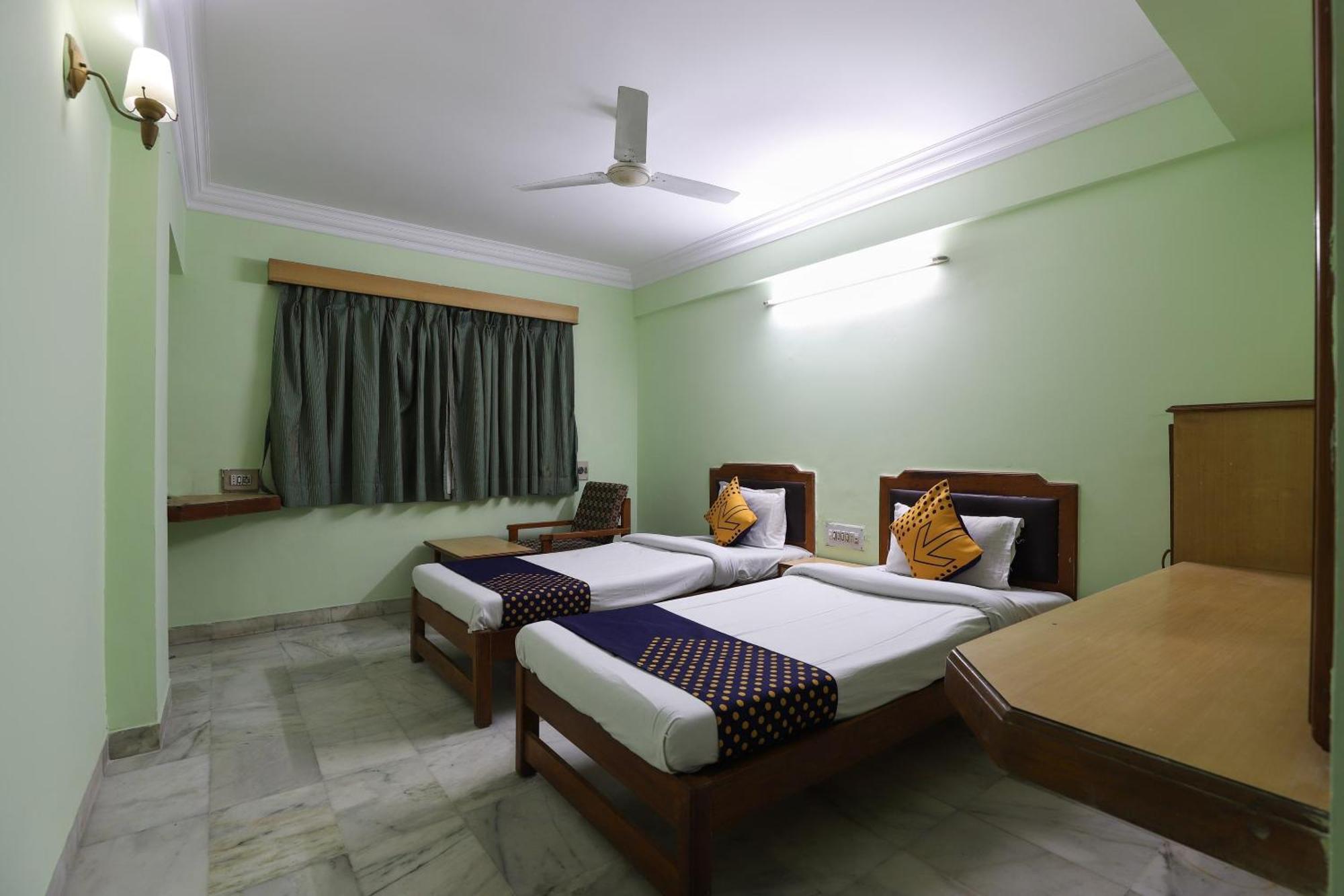 ואדודרה Spot On Hotel Hilltop מראה חיצוני תמונה