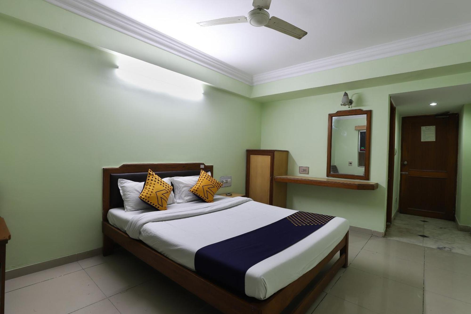 ואדודרה Spot On Hotel Hilltop מראה חיצוני תמונה