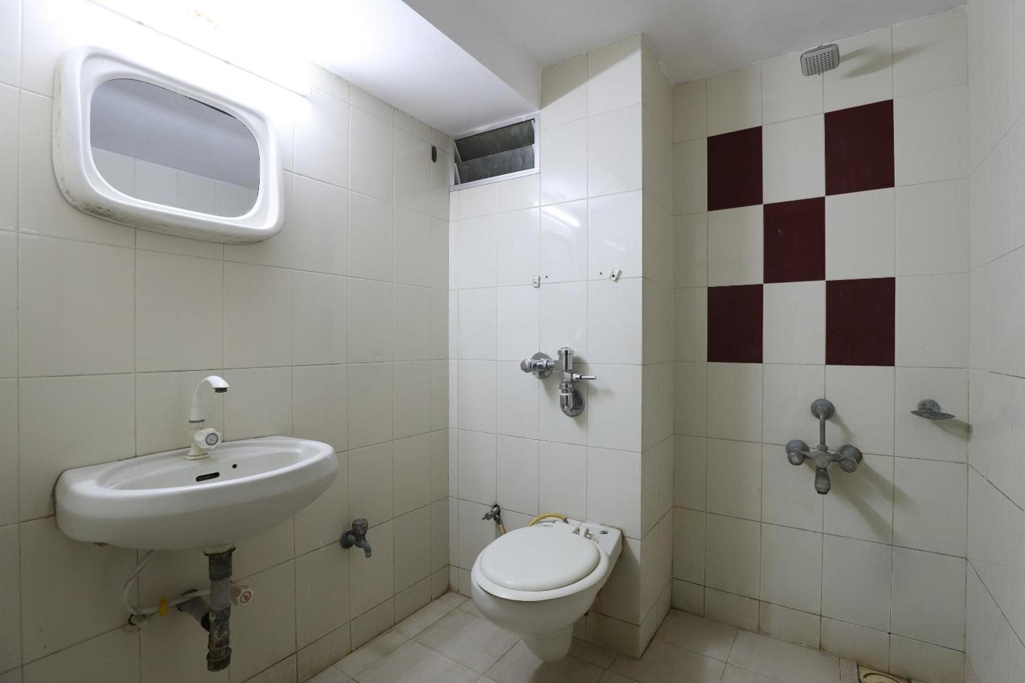 ואדודרה Spot On Hotel Hilltop מראה חיצוני תמונה
