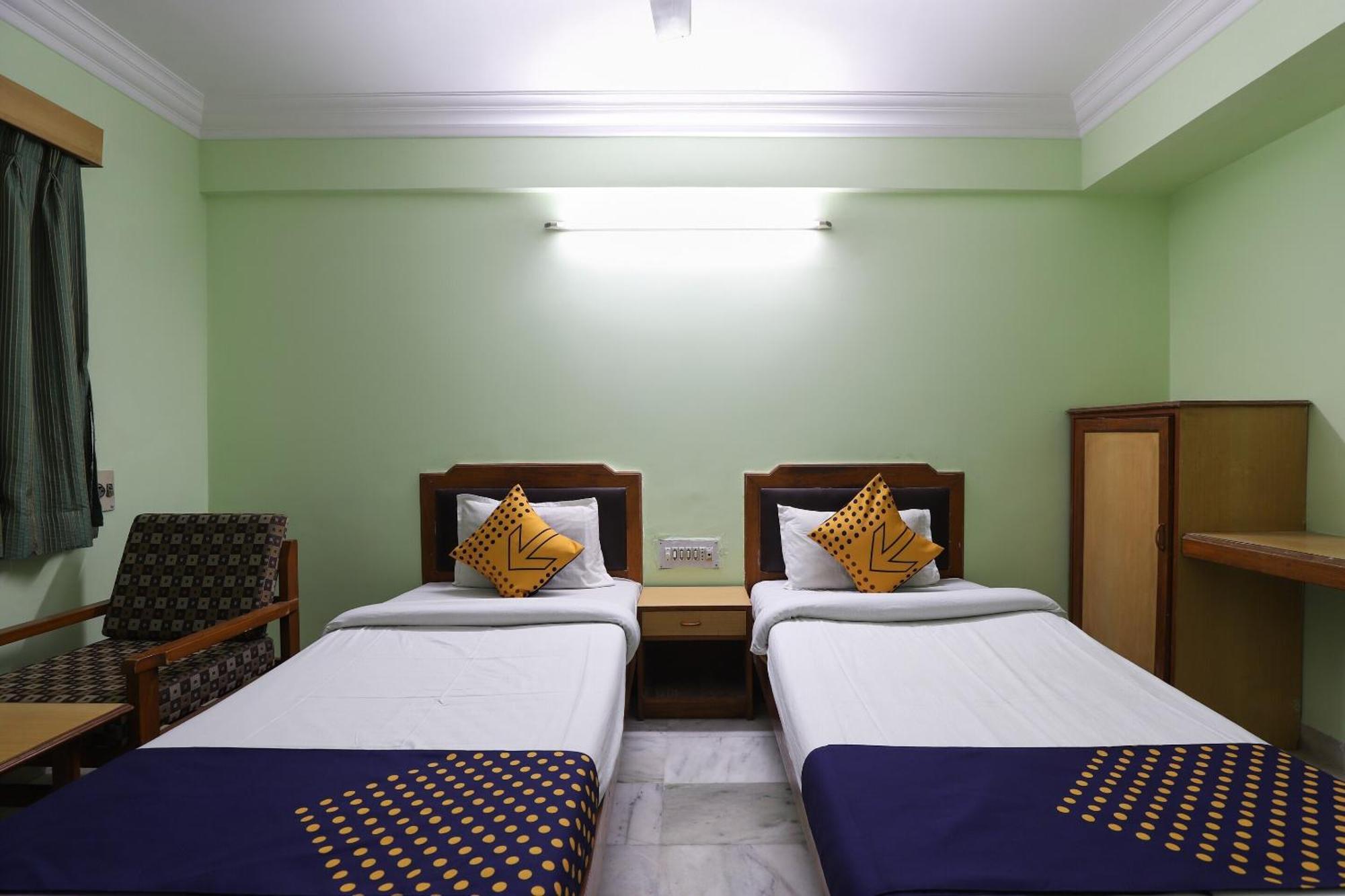 ואדודרה Spot On Hotel Hilltop מראה חיצוני תמונה